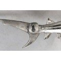 Designová nástěnná dekorace žralok Perry z kovu stříbrné barvy 70cm
