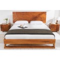 Masivní postel Cumbria z mangového dřeva hnědé barvy s ozdobným reliéfním čelem 207cm
