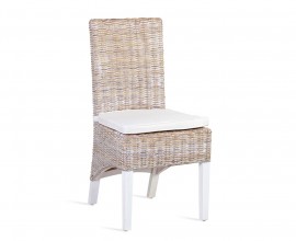 Ratanová venkovská židle New White Salsa hnědé barvy s bílými masivními nožičkami a bílým polštářem k sezení