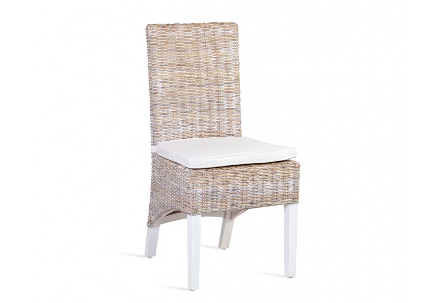 Ratanová venkovská židle New White Salsa hnědé barvy s bílými masivními nožičkami a bílým polštářem k sezení