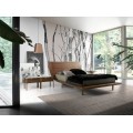Inovativní design nočního stolku ze dřeva v ložnici zařízené kolekcí Vita Naturale