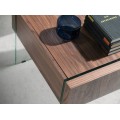 Moderní noční stolek Vita Naturale s praktickou zásuvkou se soft-close mechanismem