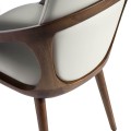 Kombinace masivní konstrukce a koženkového čalounění zaručí jedinečný design židle Vita Naturale