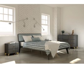 Moderní masivní postel Beliasso v tmavě šedé barvě na šikmých nožičkách s dřevěným podlouhlým čelem s textilním čalouněním ve světle šedé barvě