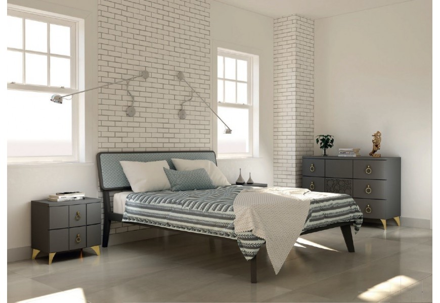 Moderní masivní postel Beliasso v tmavě šedé barvě na šikmých nožičkách s dřevěným podlouhlým čelem s textilním čalouněním ve světle šedé barvě s volitelnou barvou dřeva