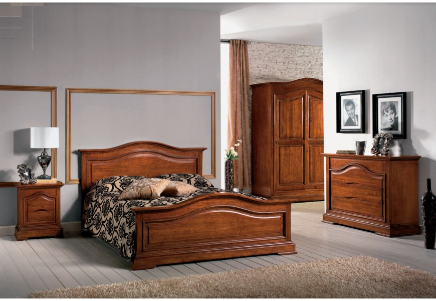 Masivní manželská postel Mozatti v klasickém stylu s vyřezávanými čely v hnědé barvě bez nožiček 165x195cm