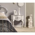 Elegantní dřevěný noční stolek Alegro s možností výběru barvy s ornamentálním zdobením a šuplíkem