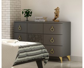 Moderní dřevěná komoda Beliasso na zlatých kovových nožičkách se třemi šuplíky a kovovými úchyty ve stylu art deco 125cm