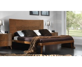 Masivní manželská postel Varietty z hnědého dřeva s obdélníkovým čelem s vyřezávaným dekorem na nožičkách 160x200cm