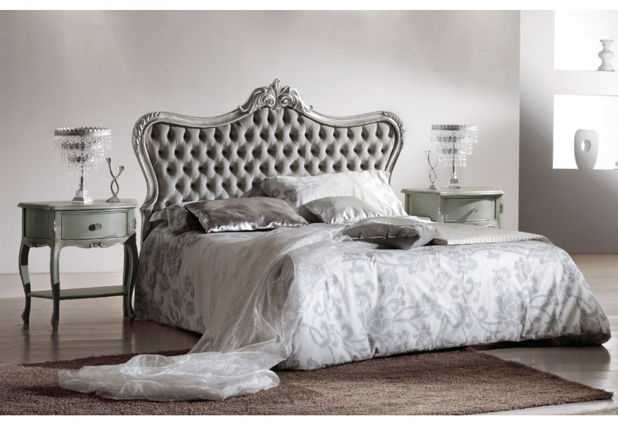 Luxusní čalouněná manželská postel Soraya v barokním stylu se stříbrným vyřezávaným rámem a prošívaným potahem