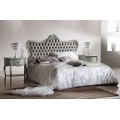 Luxusní čalouněná manželská postel Soraya v barokním stylu se stříbrným vyřezávaným rámem a prošívaným potahem