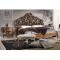 Luxusní vyřezávaná manželská postel Belladonna z masivního dřeva hnědé barvy