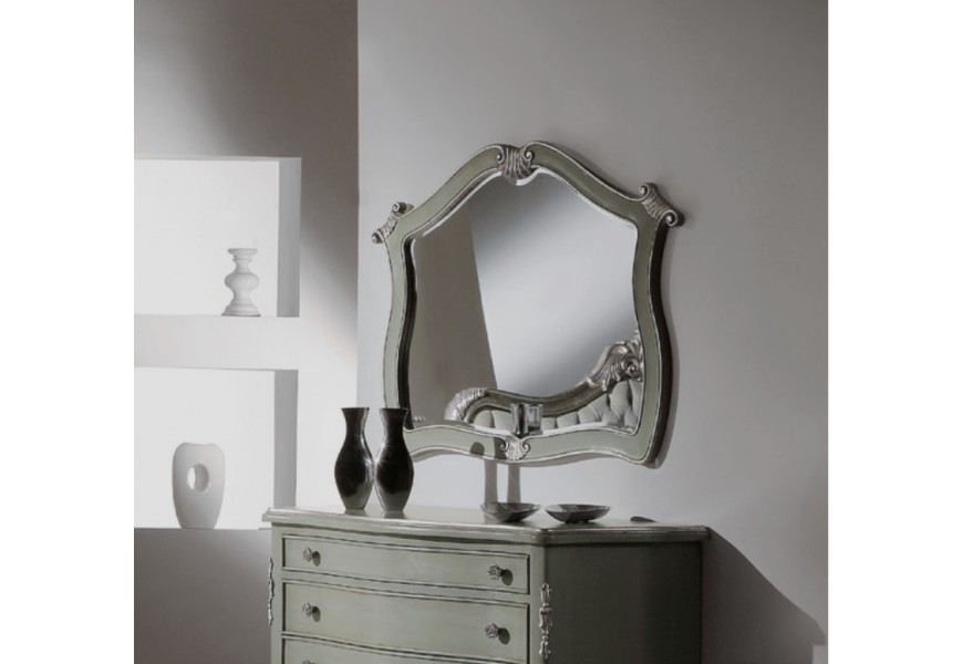 Exkluzivní nástěnné zrcadlo Soraya s masivním dřevěným rámem se zaoblenými vyřezávanými hranami ve světle zelené barvě