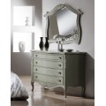 Luxusní dřevěné závěsné zrcadlo Soraya s vyřezávaným ozdobným rámem a možností výběru barveného provedení