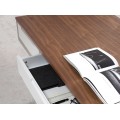 Detailní provedení vrchní desky pracovního stolu Urbano s ořechovou dýhou v hnědé barvě