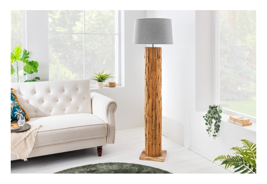 Venkovská stojací lampa Treety II z teakového dřeva v masivním provedení v přírodní hnědé barvě s šedým stínítkem kulatého tvaru na podstavě čtvercového tvaru