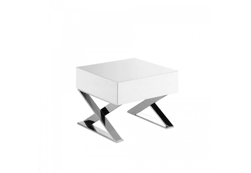 Designový noční stolek Urbano v moderním stylu s lakovaným bílým povrchem a překříženými chromovými nožičkami