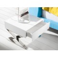Moderní noční stolek Urbano nabízí lesklý povrch v bílé barvě s praktickým šuplíkem