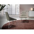 Překřížené chromové nožičky jídelní židle Urbano umocní elegantní a avantgardní nádech interiéru
