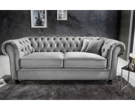 Designová moderní sedačka Milenna se stříbrným sametovým čalouněním s chesterfield prošíváním a černými dřevěnými nožičkami