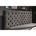 Luxusní chesterfield manželská postel Kreon s tmavě šedým sametovým potahem as vysokým čelem 180x200cm