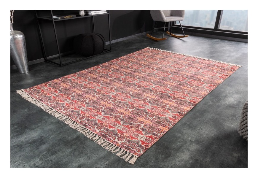 Orientální obdélníkový koberec Besatty v červené barvě s pestrým vzorovaným tkaním s béžovými třásněmi ze 100% bavlny