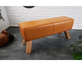 Designová moderní lavice Sodor z pravé kůže v hnědém provedení s dřevěnými šikmými nožičkami