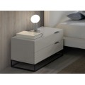 Široké rozměry bílého moderního nočního stolku Forma Moderna vytvoří dostatek úložného prostoru