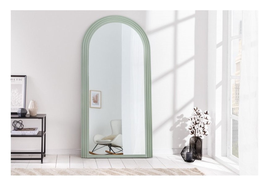 Art deco vysoké zrcadlo Swan se zeleným rámem s oblým horním okrajem v moderním stylu s možností zavěšení na zeď
