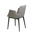 Atypický tvar s vysokými bočními opěrkami na židli Forma Moderna na sebe upoutá pozornost
