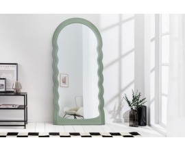 Art deco moderní vysoké zrcadlo Swan s vlnitým rámem v pastelové zelené barvě 160cm