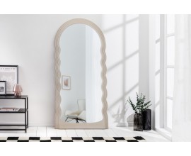 Art deco moderní vysoké zrcadlo Swan s vlnitým rámem v pastelové béžové barvě 160cm