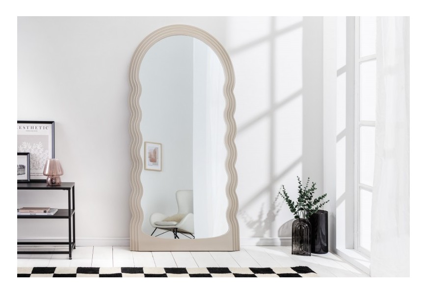 Moderní vysoké zrcadlo Swan ve světle béžové barvě s vlnitým polyuretanovým rámem s možností zavěšení na zeď