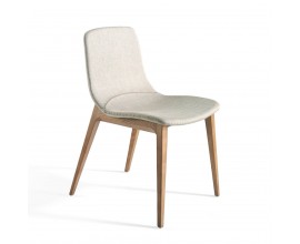 Moderní jídelní židle Forma Moderna s krémovým textilním čalouněním a hnědými masivními nožičkami