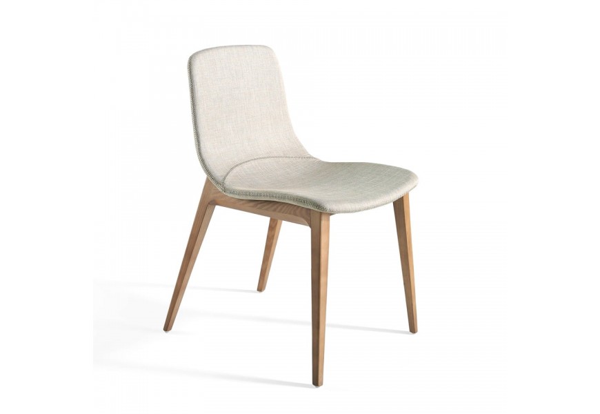 Moderní jídelní židle Forma Moderna s krémovým textilním čalouněním a hnědými masivními nožičkami