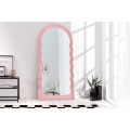 Moderní art deco zrcadlo Swan s pastelovým růžovým rámem s vlnitým okrajem s kaskádovým efektem a oblou horní stranou
