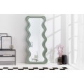 Vysoké designové zrcadlo Swan v art deco stylu s vlnitým rámem v pastelové zelené barvě s možností zavěšení na zeď