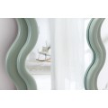 Art deco závěsné zrcadlo Swan ve stylové pastelové zelené barvě s vlnitým rámem v atypickém provedení