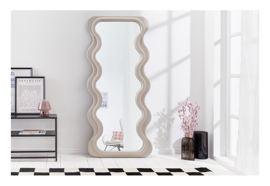 Designové vysoké zrcadlo Swan ve stylu art deco s atypicky tvarovaným vlnitým rámem ve světle béžové barvě