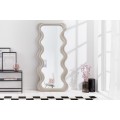 Designové vysoké zrcadlo Swan ve stylu art deco s atypicky tvarovaným vlnitým rámem ve světle béžové barvě
