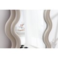 Art deco stylové zrcadlo z kolekce Swan s vlnitým polyuretanovým rámem v béžové světlé barvě s oblými hranami