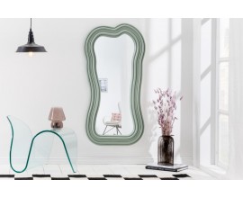 Asymetrick&eacute; designov&eacute; art deco zrcadlo Swan s polyuretanov&yacute;m r&aacute;mem v pastelov&eacute; zelen&eacute; barvě s kask&aacute;dov&yacute;m efektem 100cm