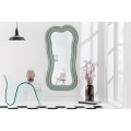 Asymetrické designové art deco zrcadlo Swan s polyuretanovým rámem v pastelové zelené barvě s kaskádovým efektem 100cm