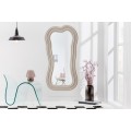 Moderní asymetrické závěsné zrcadlo Swan ve světle béžové barvě s kaskádovým efektem ve stylu art deco