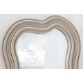 Asymetrické závěsné zrcadlo Swan v moderním art deco stylu s rámem z polyuretanu v béžové barvě