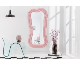 Asymetrické art deco designové zrcadlo Swan s polyuretanovým rámem v pastelové růžové barvě s kaskádovým efektem 100cm