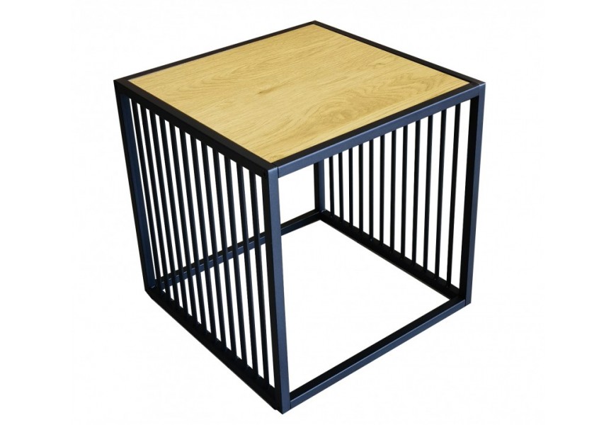 Industriální čtvercový příruční stolek Westford s kovovou konstrukcí v černé matné barvě s pilíři po bocích a vrchní MDF deskou s vizuálem dubového dřeva