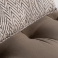 Stylová moderní pohovka Saraela ze lnu, bavlny a sametu v béžové barvě se vzorovaným polštářem 120cm