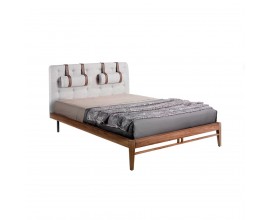 Designová postel Forma Moderna s textilním čalouněním v šedé barvě a dřevěnou konstrukcí z dýhovaného dřeva