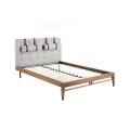 Dřevěné provedení postele Forma Moderna v hnědé barvě přinese přírodní nádech do Vašeho domova